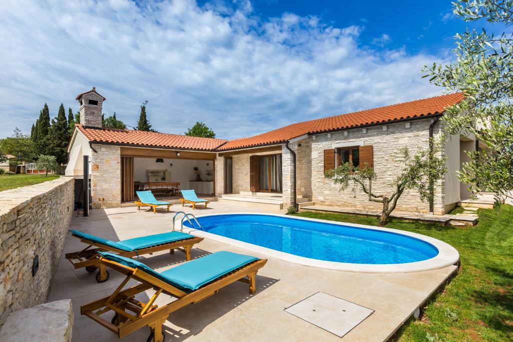 Villa con piscina y casa en Villa Vignola, en Kavran