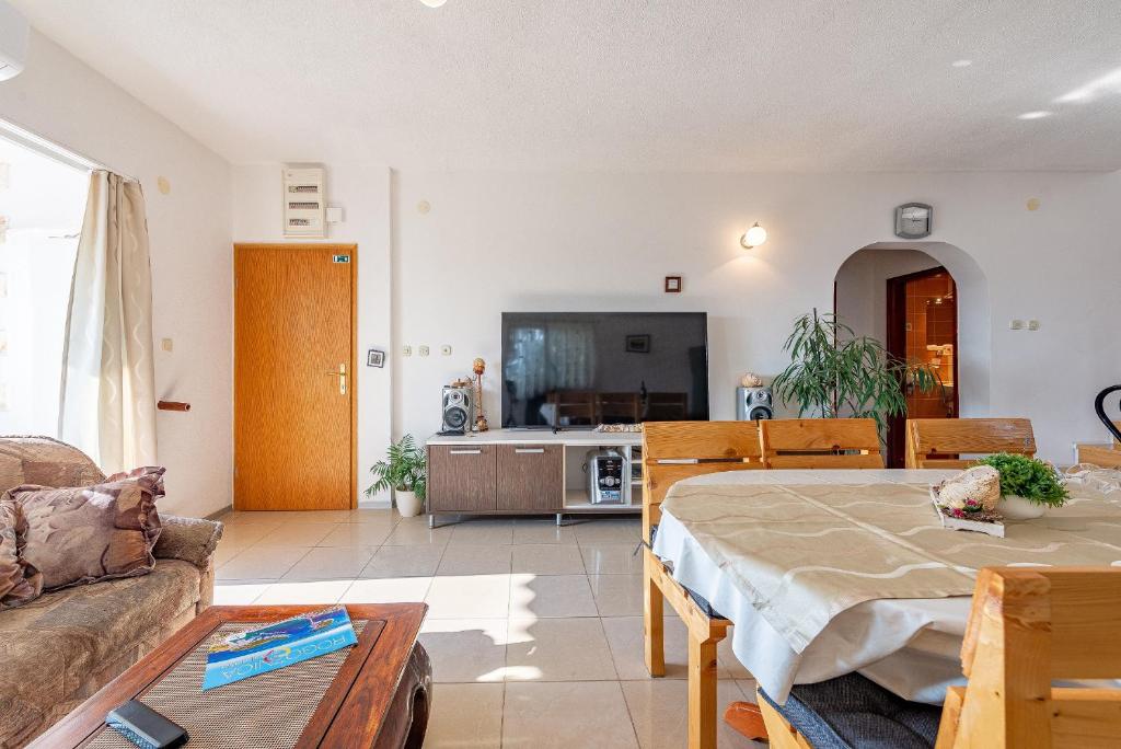 Televízia a/alebo spoločenská miestnosť v ubytovaní Apartments Roje