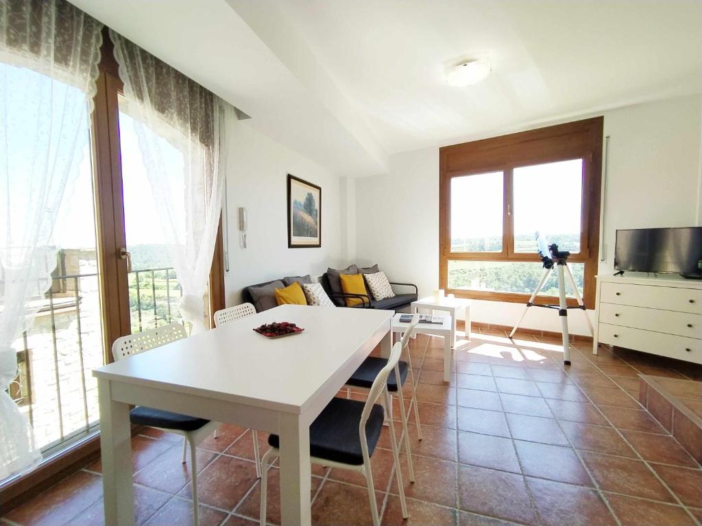 uma sala de estar com uma mesa branca e um sofá em Casa BellCel casa rural con encanto en Belltall em Belltal