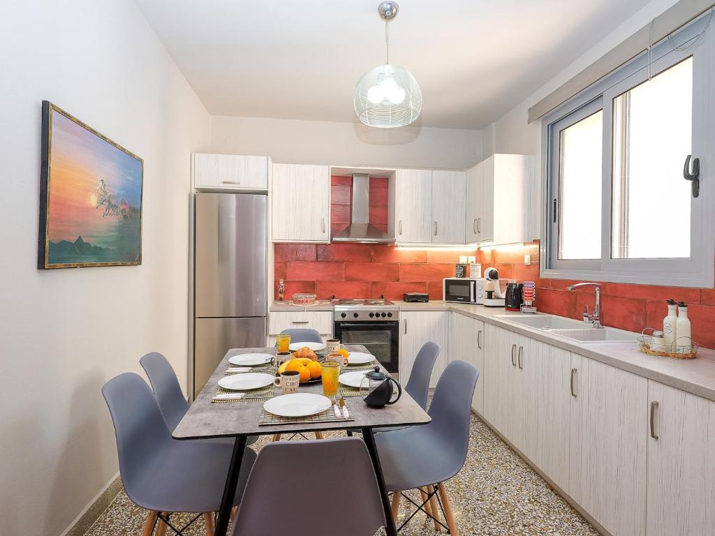 A kitchen or kitchenette at The Museum View Suite