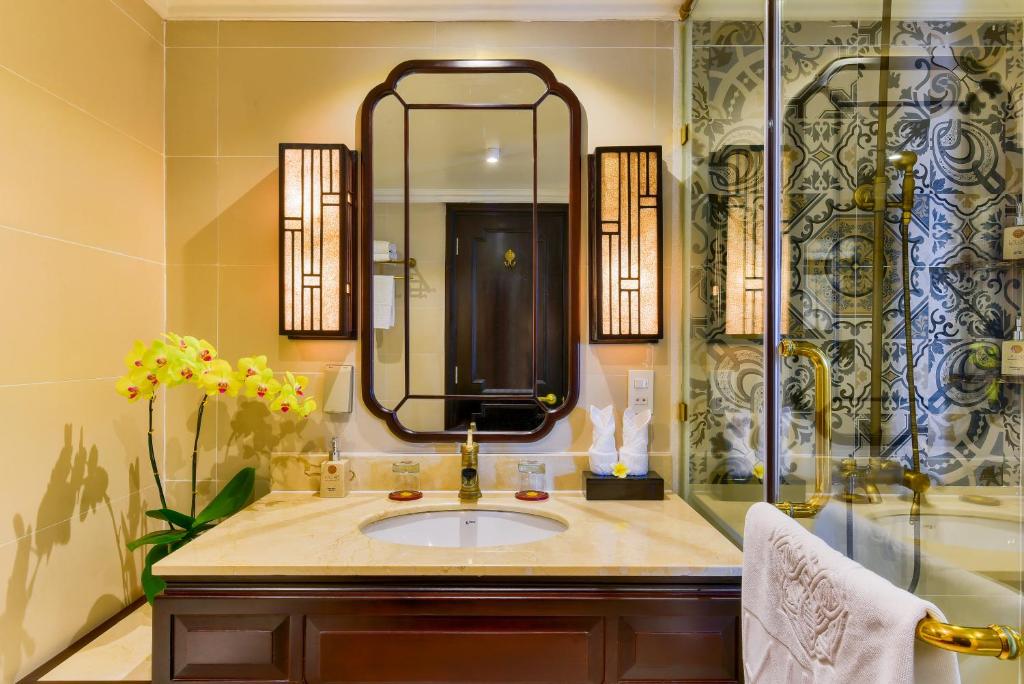 Phòng Gia Đình Thông Nhau Qua Cửa Nối Với Ban Công Và Tầm Nhìn Ra Hồ Bơi