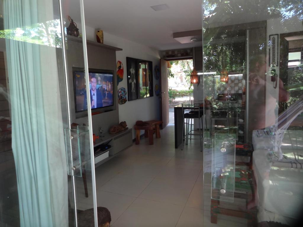 a living room with a view of a dining room at Bangalô no alto da colina no Villas do Pratagy - Maceió in Maceió