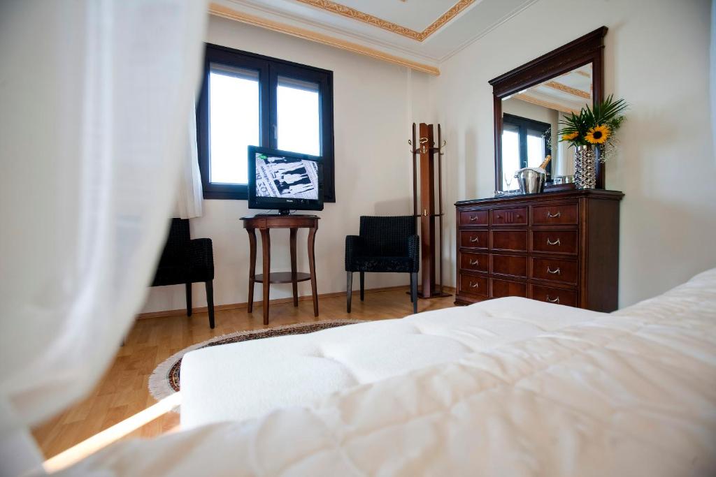TV a/nebo společenská místnost v ubytování Kymata Hotel