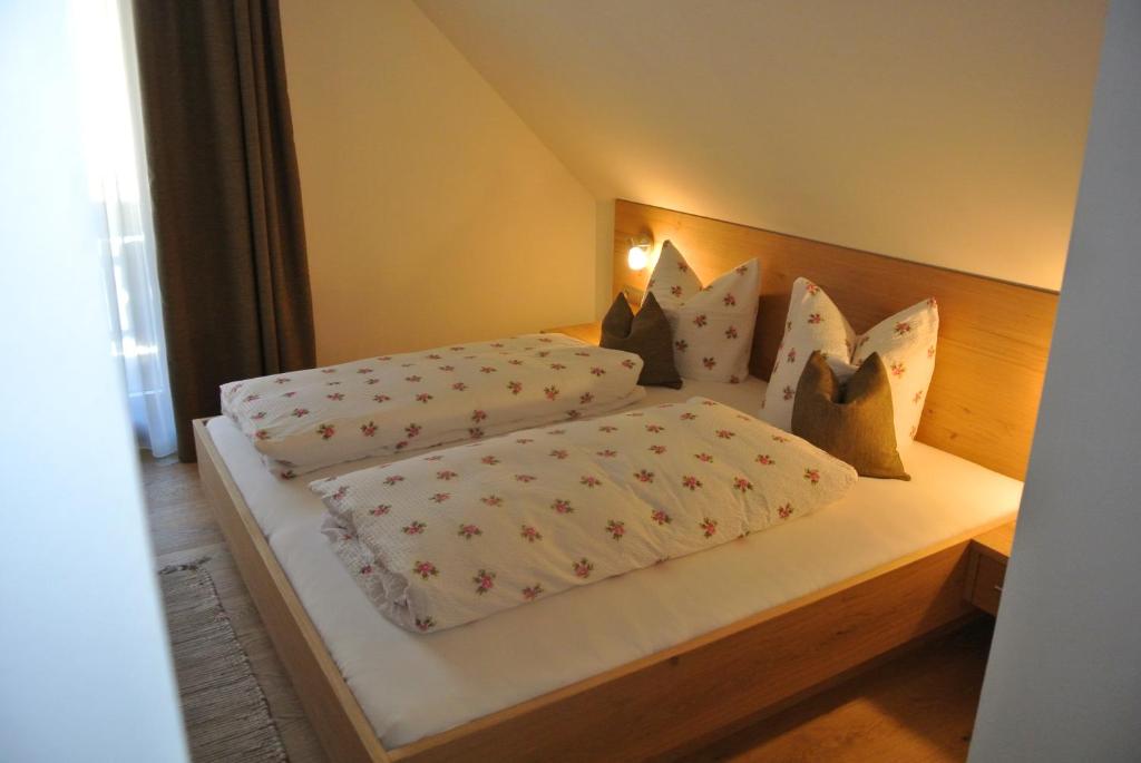 Postel nebo postele na pokoji v ubytování Haus Fischer Nassfeldblick