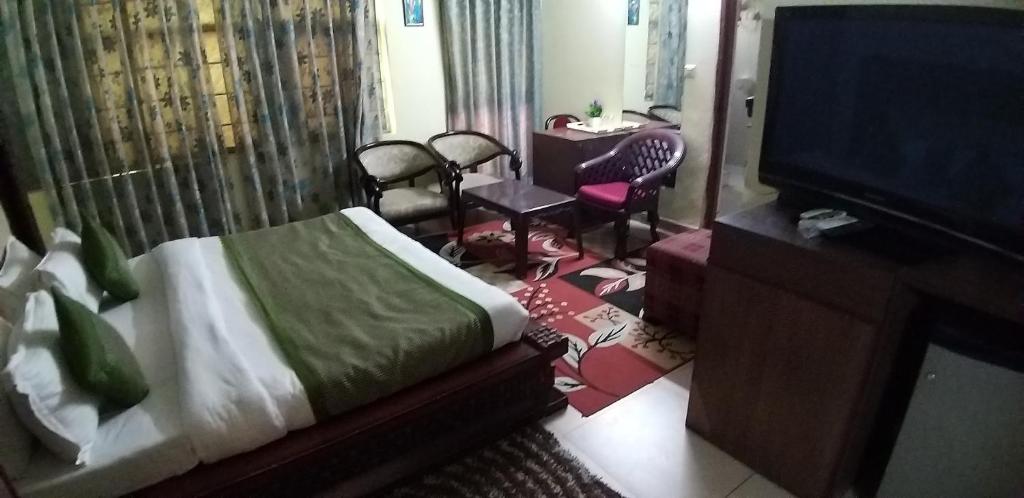 TV a/nebo společenská místnost v ubytování Hotel Home Stay Dwarka