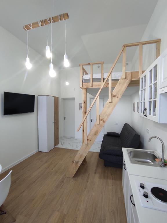 ein Wohnzimmer mit einer Holztreppe im Loft in der Unterkunft Victory park apartments in Poltawa
