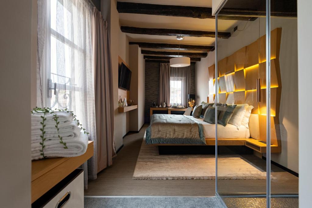 A bed or beds in a room at Ara di Marte Suites