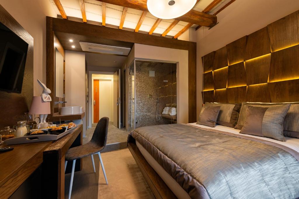 A bed or beds in a room at Ara di Marte Suites