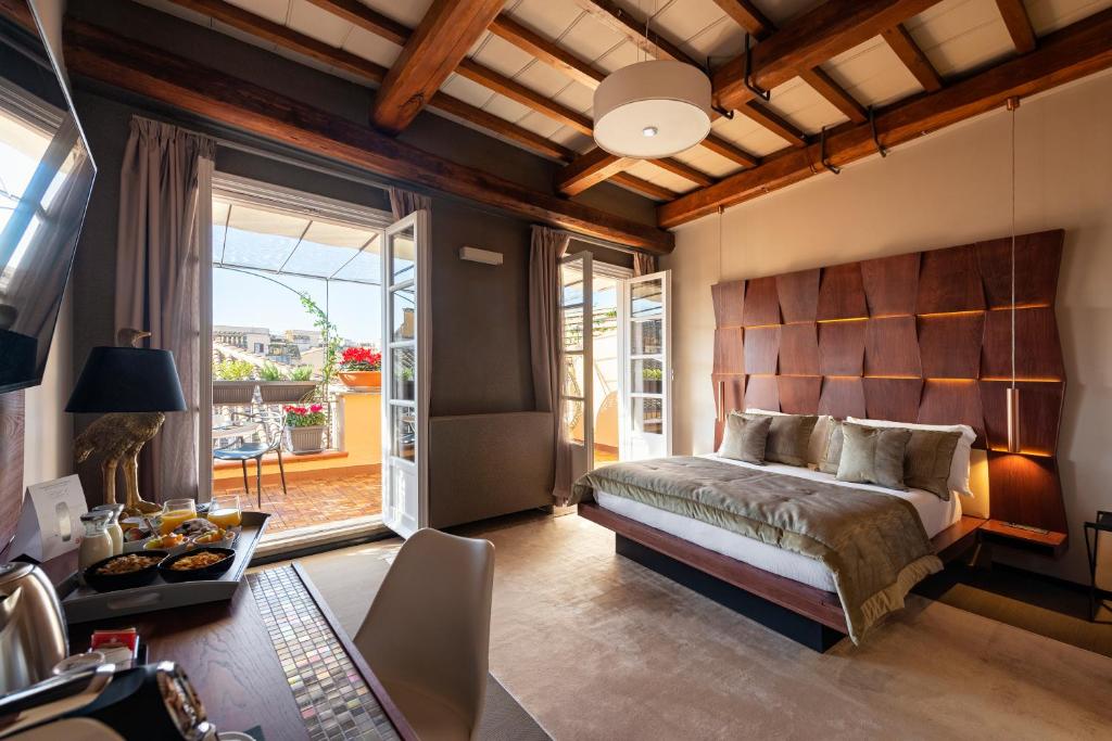 een slaapkamer met een bed en een groot raam bij Ara di Marte Suites in Rome