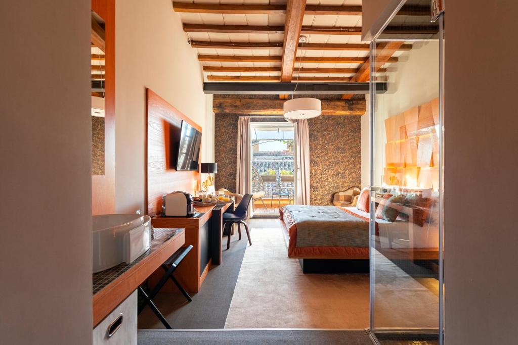 A television and/or entertainment centre at Ara di Marte Suites