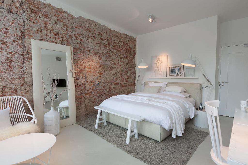 Un pat sau paturi într-o cameră la Mother Goose Hotel