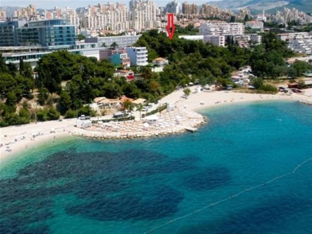 uma vista aérea de uma praia com pessoas e edifícios em Apartment Happy Day em Split