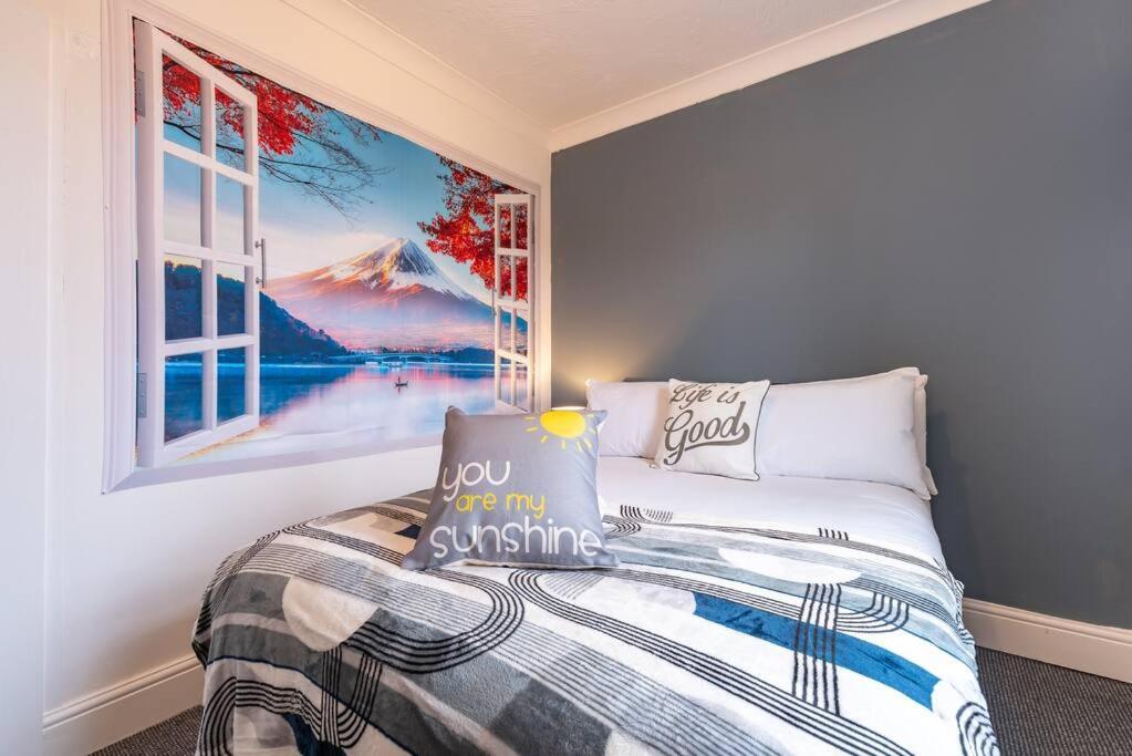 Ένα ή περισσότερα κρεβάτια σε δωμάτιο στο The Miracle Spacious 2 Bedroom 3 Beds Central Hull