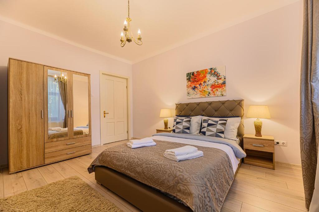 布拉索夫的住宿－Chic&View Brasov Apartment，一间卧室配有一张床,上面有两条毛巾