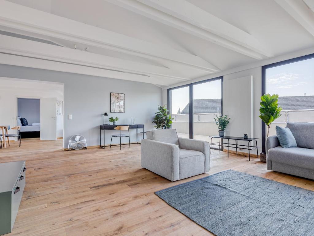 a living room with two chairs and a table at limehome Hannover Bleichenstraße - Digital Access in Hannover