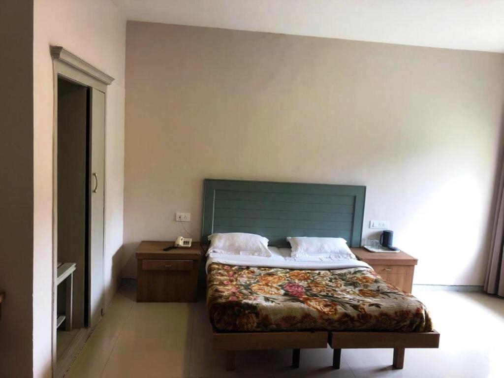 Postel nebo postele na pokoji v ubytování Hotel Preethi Palace
