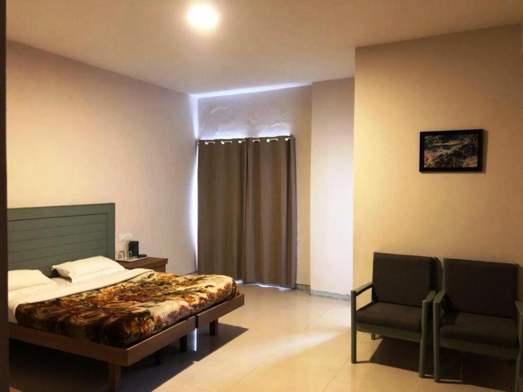 Postel nebo postele na pokoji v ubytování Hotel Preethi Palace