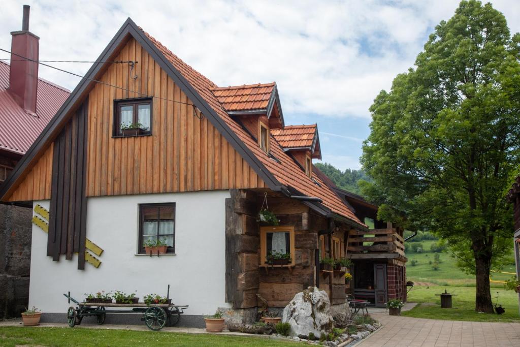 a house with a wooden roof at Kuća za odmor Mećava in Mrkopalj