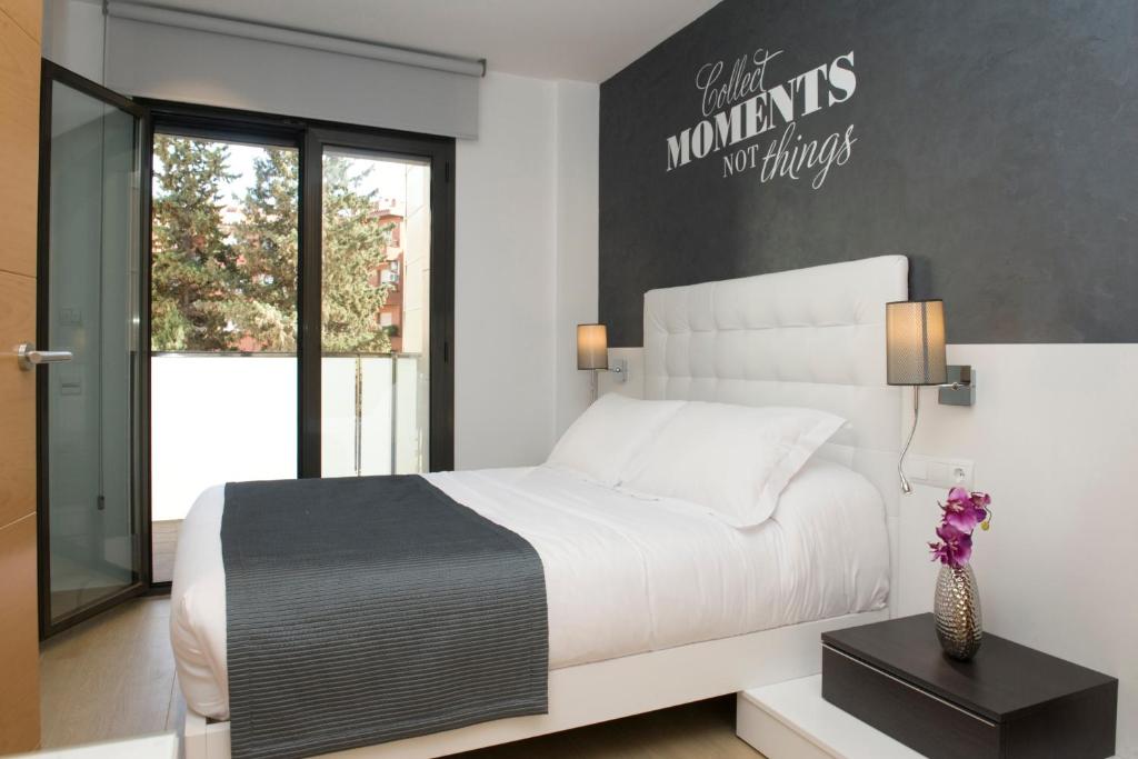 A bed or beds in a room at Home to Home Barcelona