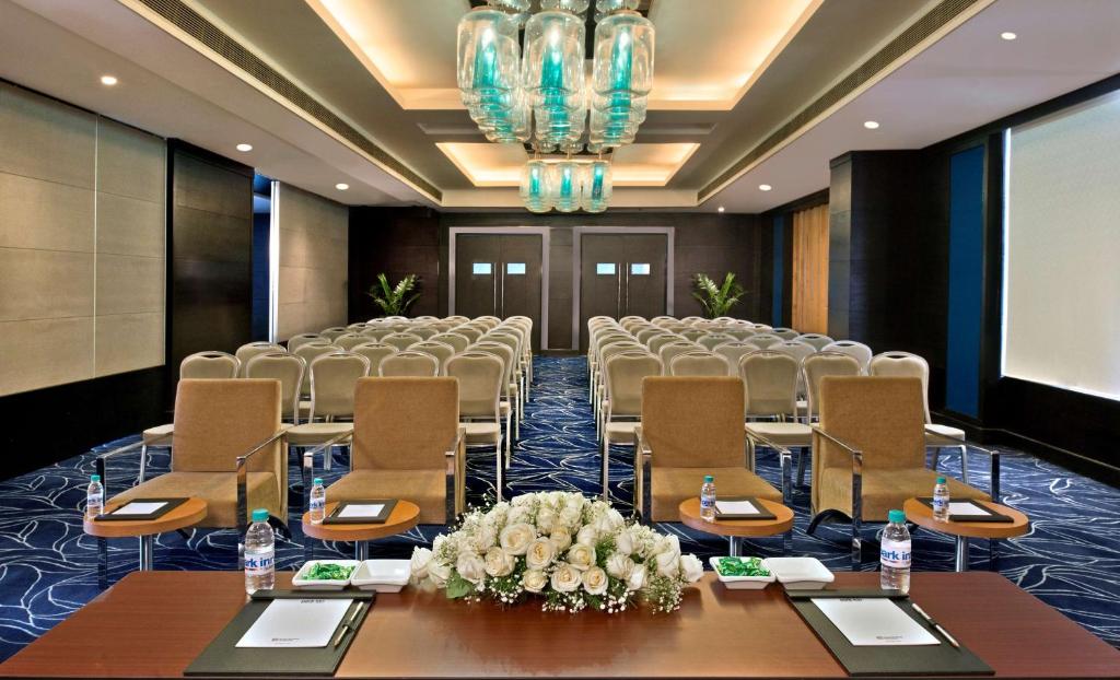 Posezení v ubytování Park Inn by Radisson New Delhi IP Extension