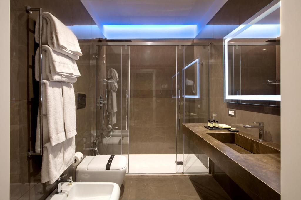 łazienka z prysznicem, toaletą i umywalką w obiekcie Caruso Place Boutique & Wellness Suites w mieście Neapol