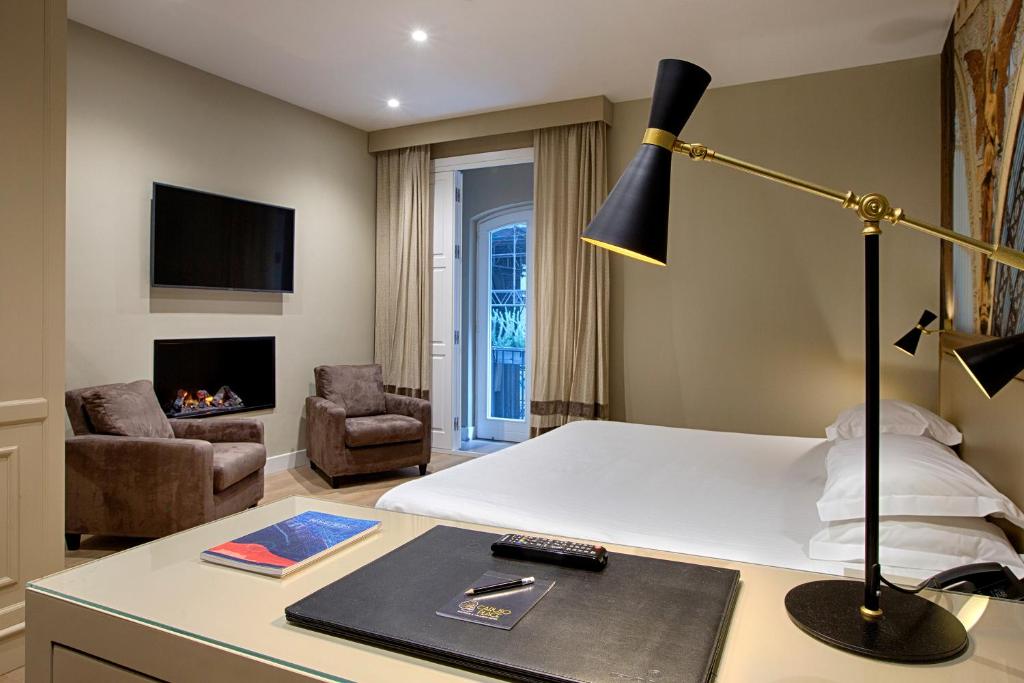 Telewizja i/lub zestaw kina domowego w obiekcie Caruso Place Boutique & Wellness Suites