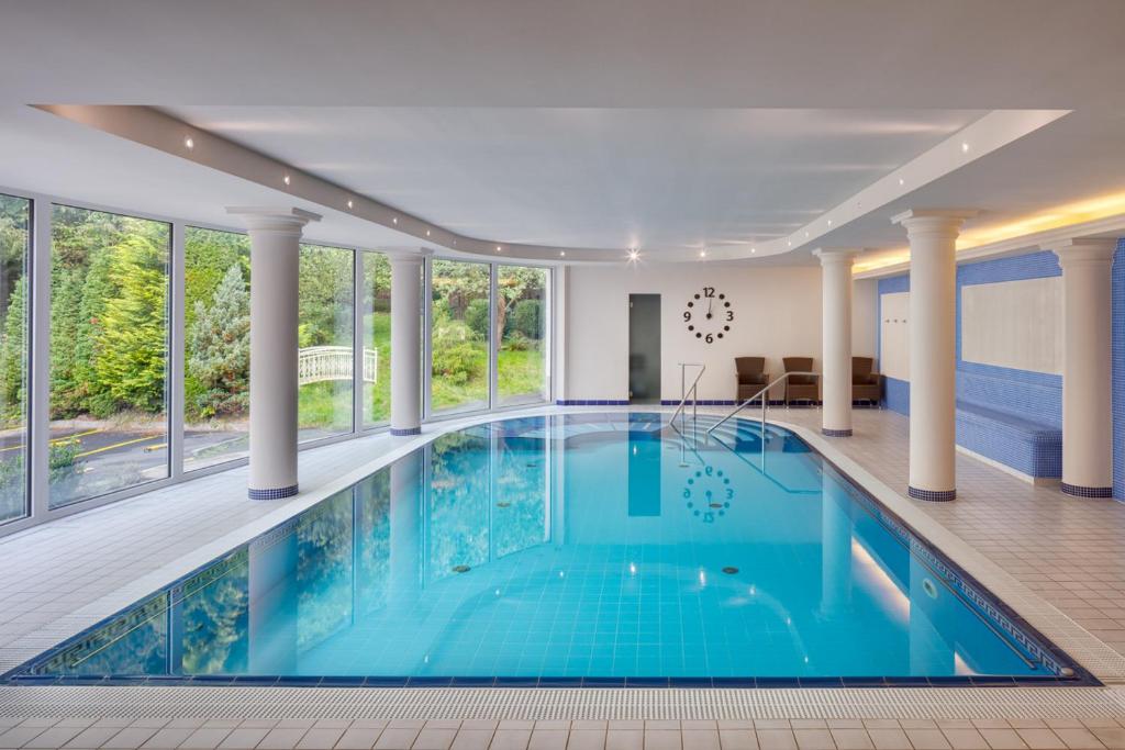 a large swimming pool in a large room at Spa & Wellness Hotel Olympia Marienbad in Mariánské Lázně