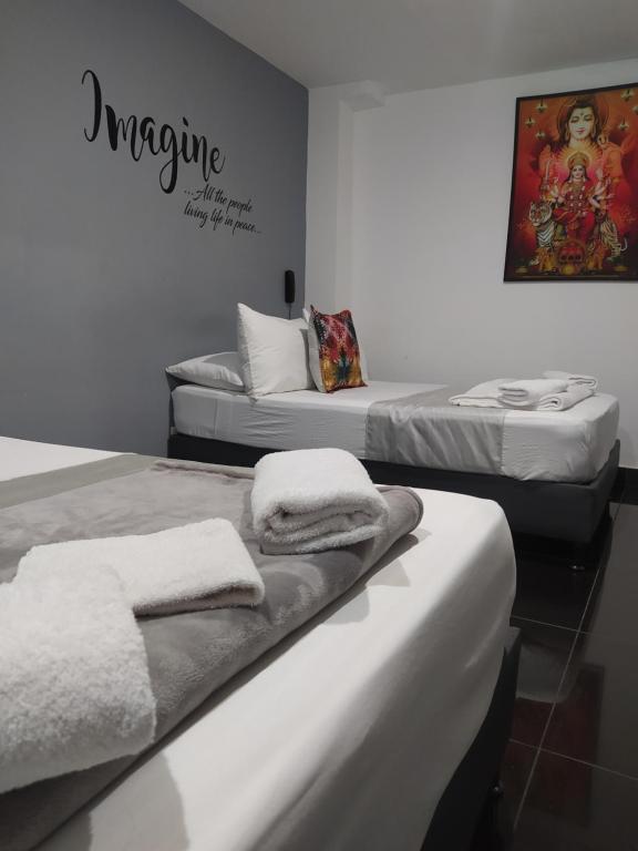Postel nebo postele na pokoji v ubytování Hotel Aura Medellin