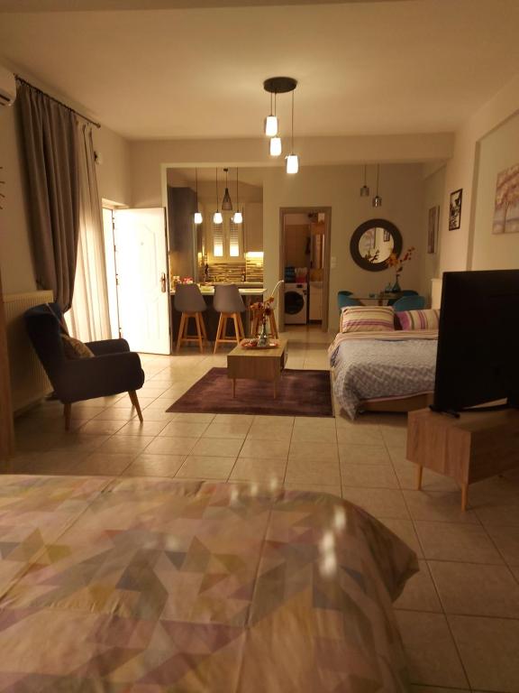 Televízia a/alebo spoločenská miestnosť v ubytovaní Violet Studio με πισίνα
