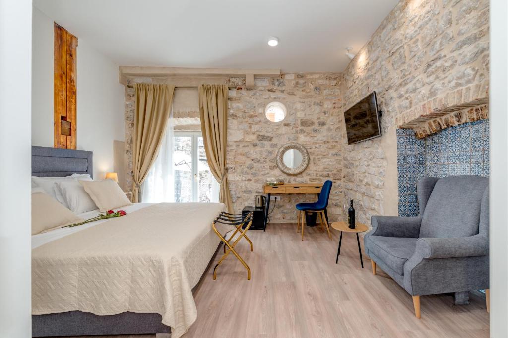 - une chambre avec un lit, une table et une chaise dans l'établissement Princ Heritage Rooms, à Split