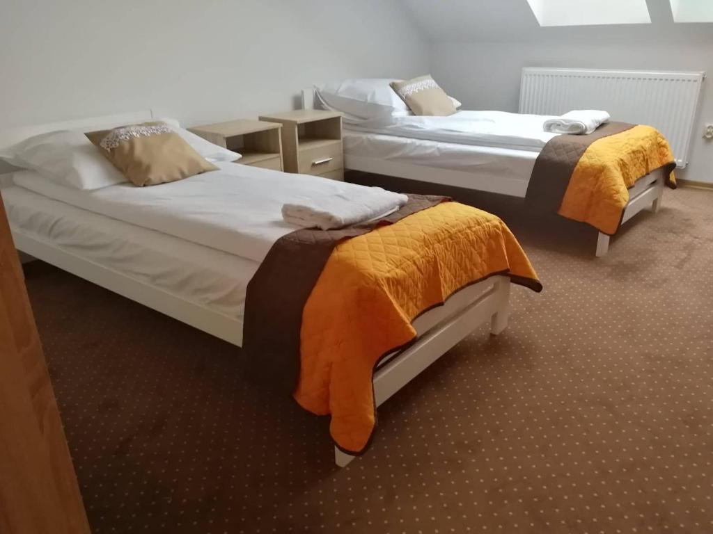 2 Betten in einem Raum ohne Fenster in der Unterkunft Zajazd Promyk 