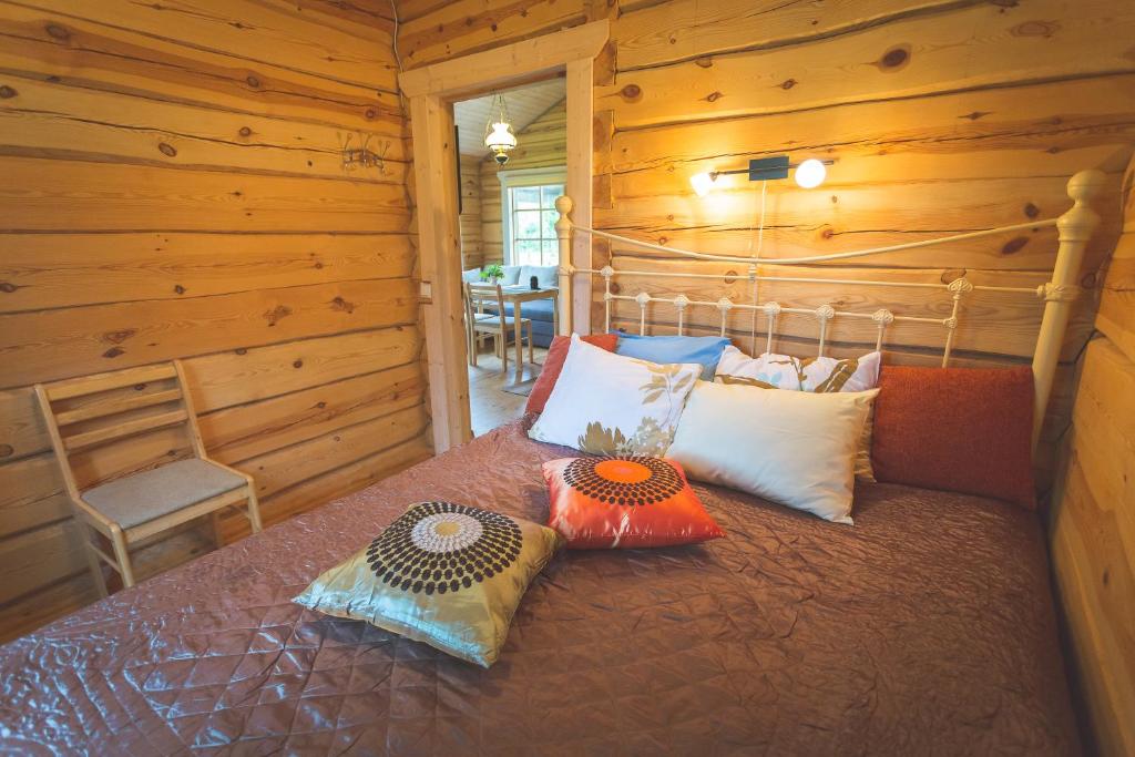 En eller flere senger på et rom på Arina Cottages