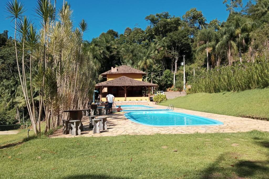 Bazen u ili blizu objekta Cabana em meio a natureza com piscina.