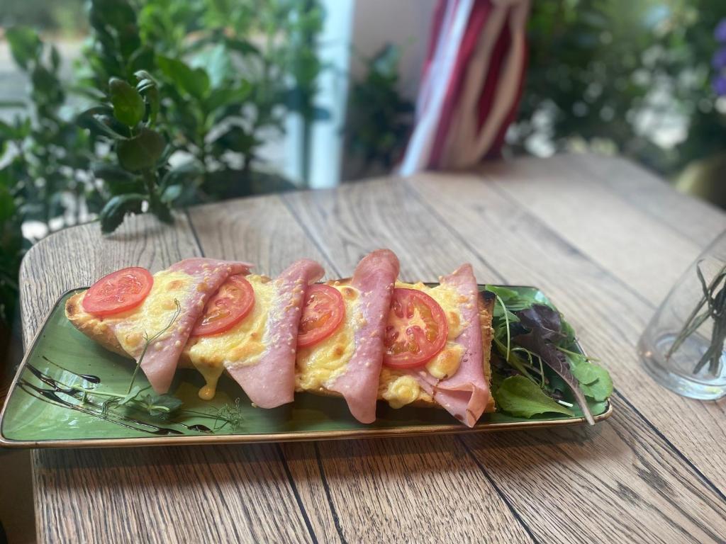 Jedlo v ubytovaní bed & breakfast alebo blízkom okolí