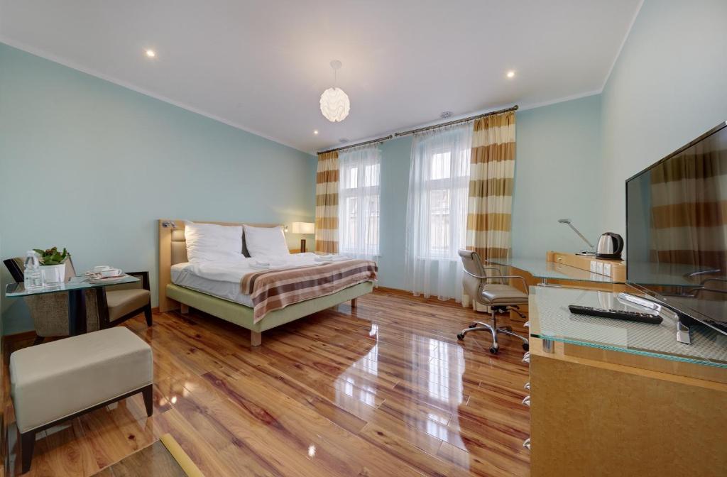 1 dormitorio con cama y escritorio en Aparthotel Katowice en Katowice