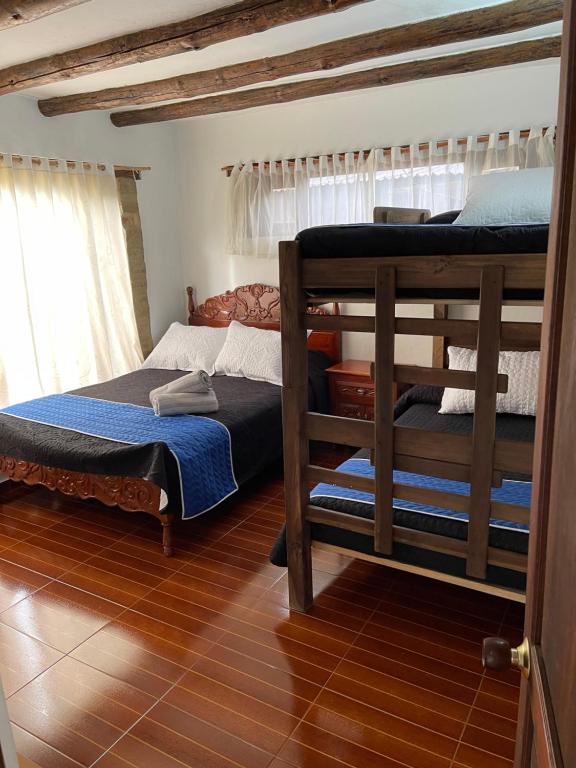 מיטה או מיטות בחדר ב-Apta villa de leyva