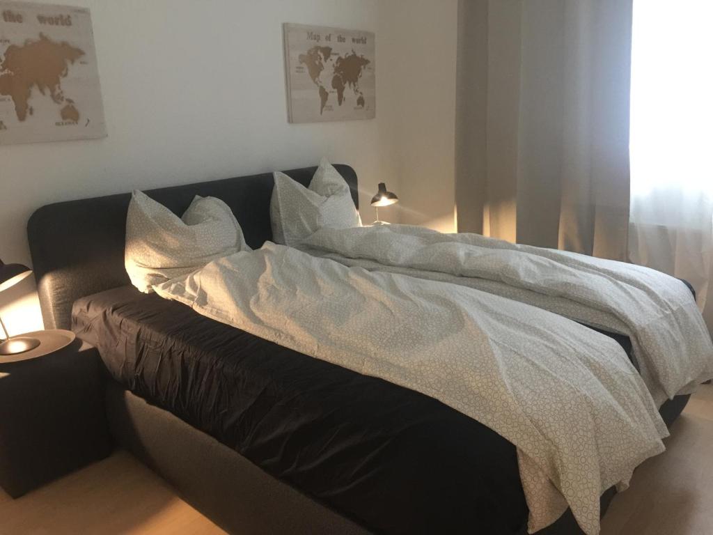 En eller flere senge i et værelse på Modern living in a perfect location