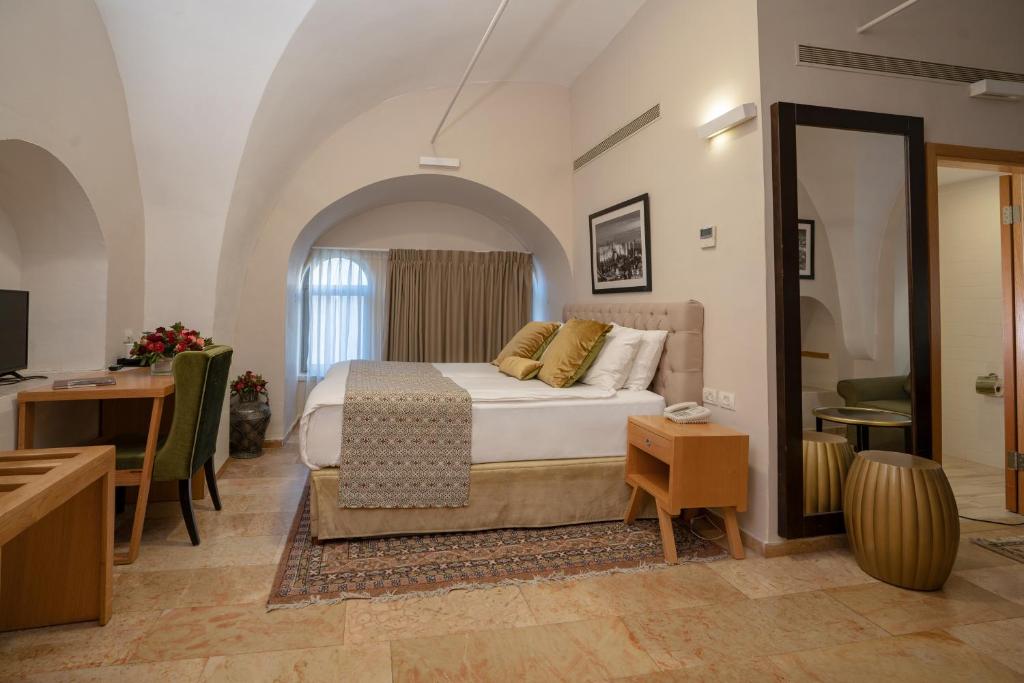 Postel nebo postele na pokoji v ubytování The Sephardic House Hotel in The Jewish Quarter
