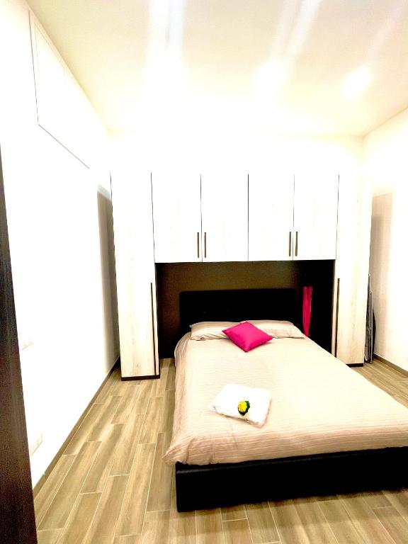 A bed or beds in a room at HOLIDAY HOME ROMA LacasadiValentina