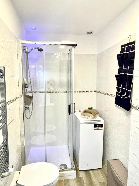 A bathroom at HOLIDAY HOME ROMA LacasadiValentina