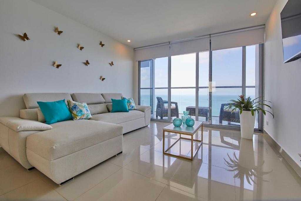 un soggiorno con divano e tavolo di Beachfront Paradise with Outstanding Sunset Views a Cartagena de Indias