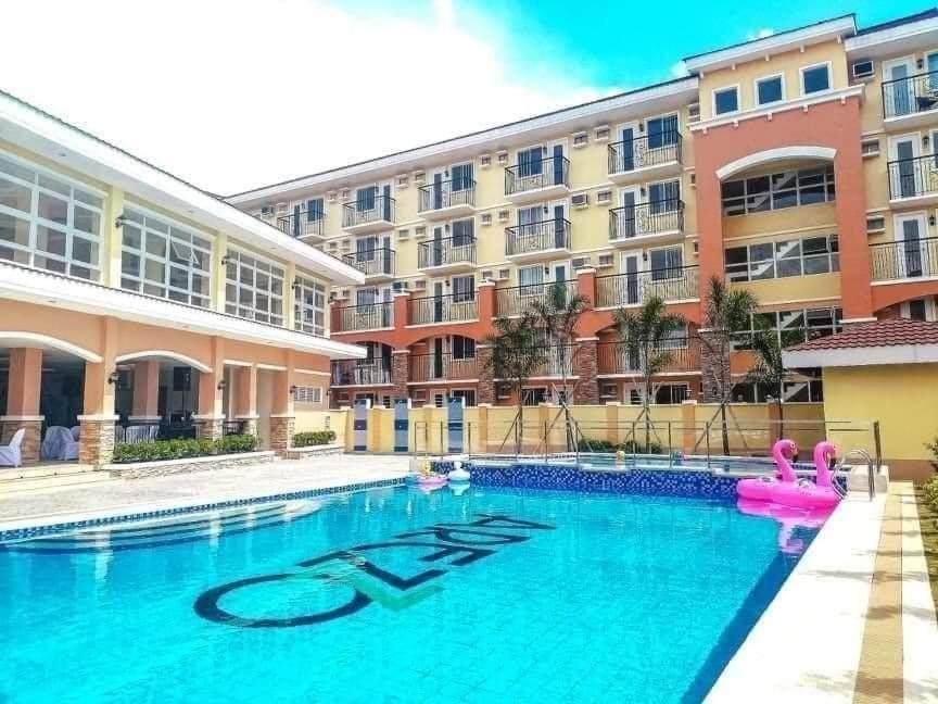 una piscina frente a un edificio en HUGE STUDIO @ Arezzo place Davao condominium, en Davao City