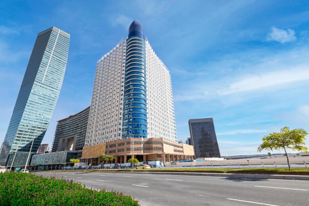 vistas a una ciudad con edificios altos en Unlock Metropolis Business Bay en Dubái