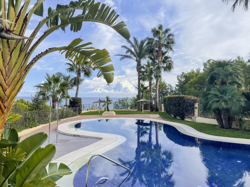 La alberca dentro o cerca de Mary Montana