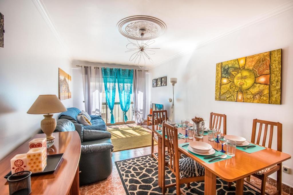 - un salon avec une table et un canapé dans l'établissement Enjoy Lisbon Cascais Sintra 1200 metres to metro blue line Sintra Rail line Free Parking, à Amadora