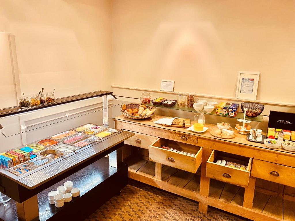 ein Buffet mit vielen verschiedenen Speisen in der Unterkunft Hotel Prado in Ostende