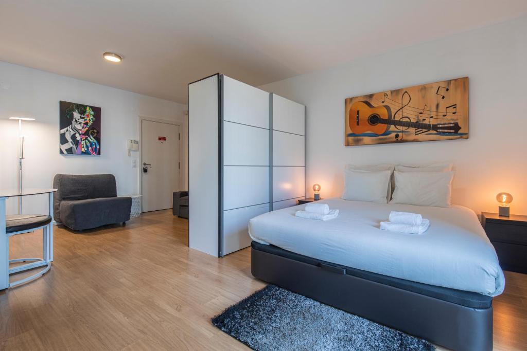 Tempat tidur dalam kamar di Bright & Comfy Flat in Lisbon by LovelyStay
