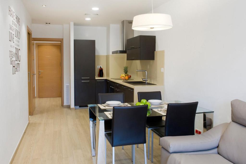 A kitchen or kitchenette at Home to Home Barcelona