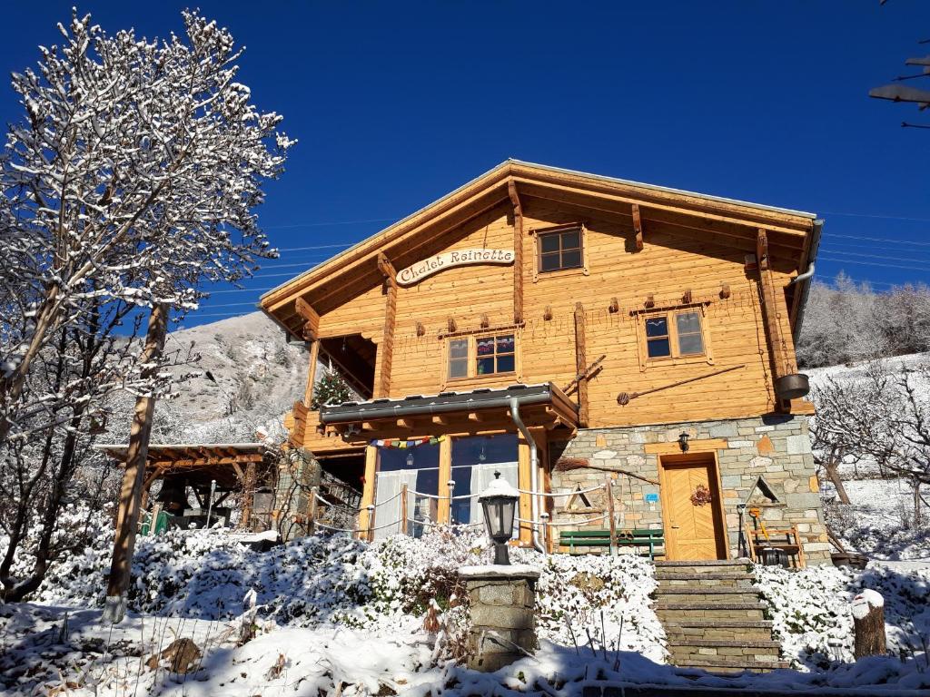 Cabaña de madera con nieve en el suelo en Studio avec solarium en Bourg-Saint-Maurice