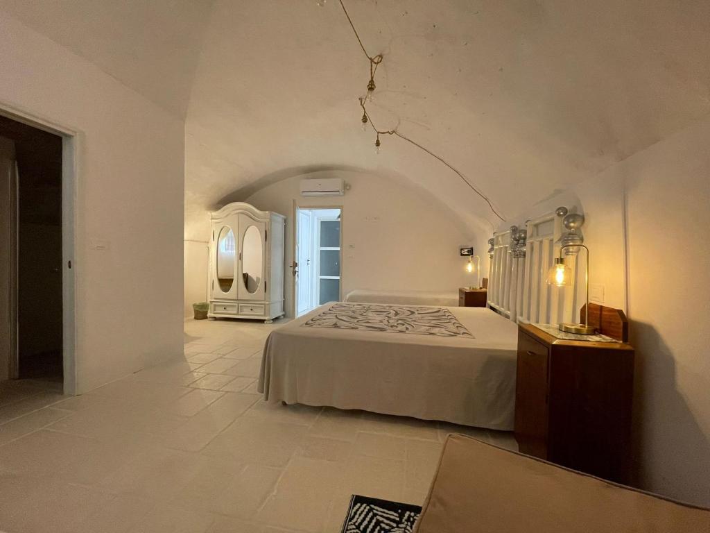 a bedroom with a large bed in a room at CORTE LARGO LAURO DIMORE & SPA in Gemini
